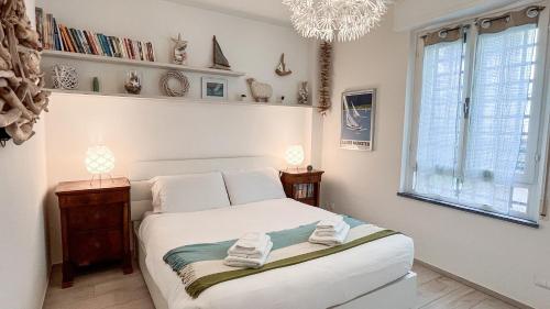 a bedroom with a bed with two towels on it at Casa Elisabeth in Portovenere