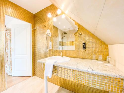 a bathroom with a sink and a mirror at Hotel Rotdorn in Berlin