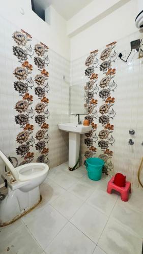 a bathroom with a toilet and a sink and a shower at Hotel Orchha Inn in Orchha