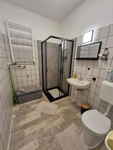 a bathroom with a shower and a toilet and a sink at Harmony Vendégház Egerszalók in Egerszalók