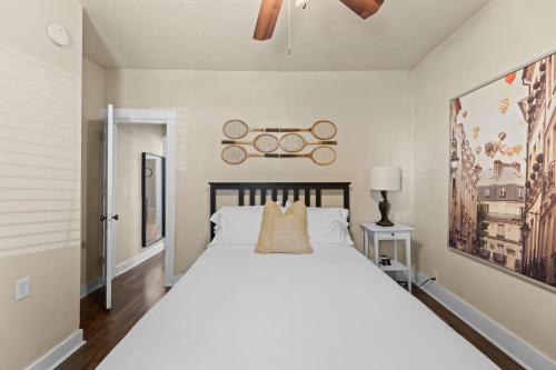 a bedroom with a large white bed in a room at Perfect Location Walking Distance to Everything in Sacramento