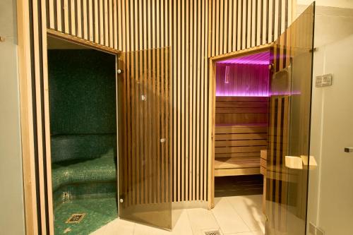 a room with a shower with a glass door at Nord-A Waterlane Island SPA in Gdańsk