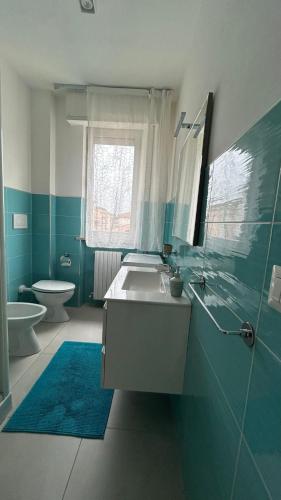 a bathroom with a tub and a toilet and a sink at Luminoso Appartamento al mare in Martinsicuro