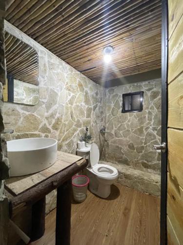 a bathroom with a tub and a toilet and a sink at Arroyo Frío River Lodge in Arroyo Frío