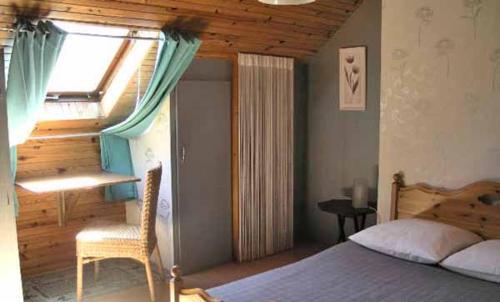 a bedroom with a bed and a window in a room at KERMARIUs in Plougastel-Daoulas