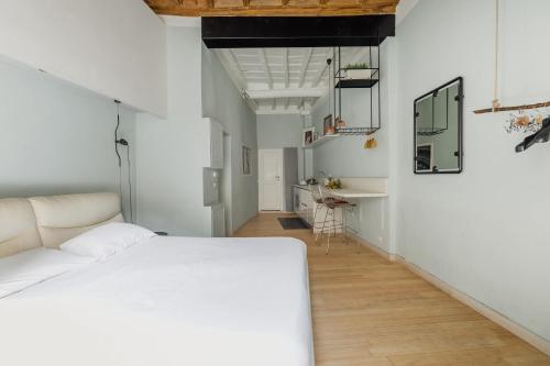 Campo dei Fiori Studio Apartment by RomeLoft