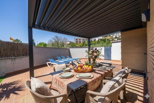 PJS – Terraza, Piscina y Parking en Tossa