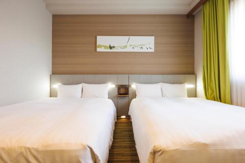 two beds in a hotel room at Hotel Sardonyx Ueno in Tokyo