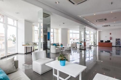 an office lobby with white chairs and tables at BLUESEA Lagos de Cesar in Puerto de Santiago