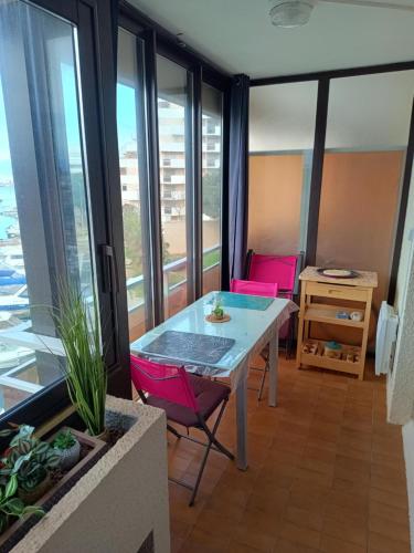 Studio confortable vue sur le port, avec balcon et parking