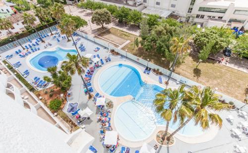 vista dall'alto di una piscina in un resort di BLUESEA Gran Playa a Sa Coma
