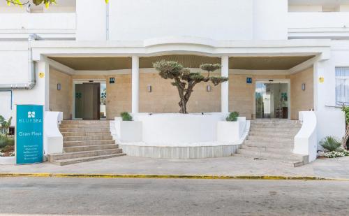 un edificio con un'insegna davanti di BLUESEA Gran Playa a Sa Coma