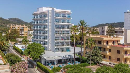 eine Draufsicht auf ein hohes Gebäude in einer Stadt in der Unterkunft BLUESEA Cala Millor in Cala Millor
