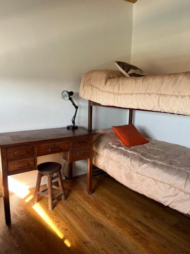 a room with a desk and a bunk bed and a desk at Casa Azul Roldan in Roldán