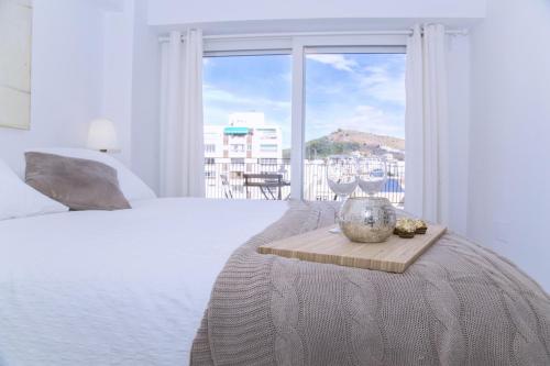 1 dormitorio con cama y ventana grande en Casa Picasso 6, en Málaga