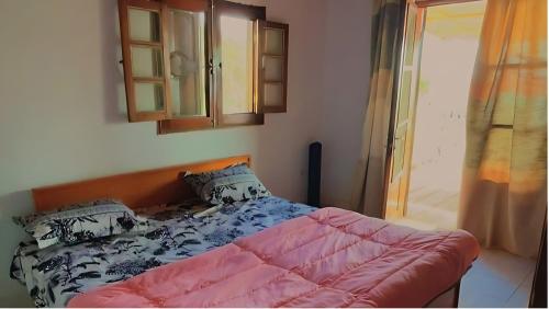 una camera da letto con un letto e una porta scorrevole in vetro di Villa Baabel a Poponguine
