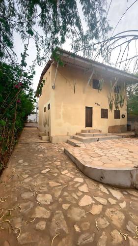 un edificio con un pavimento in pietra di fronte di Villa Baabel a Poponguine