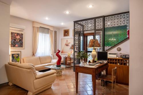 a living room with a desk and a couch at L'Elisea Maison De Charme in Castellabate