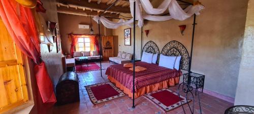 an overhead view of a bedroom with a bed at Kasbah Ait ben Damiette in Skoura
