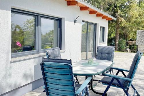 a table and four chairs on a patio at Wachtelkönig in Lübbenau