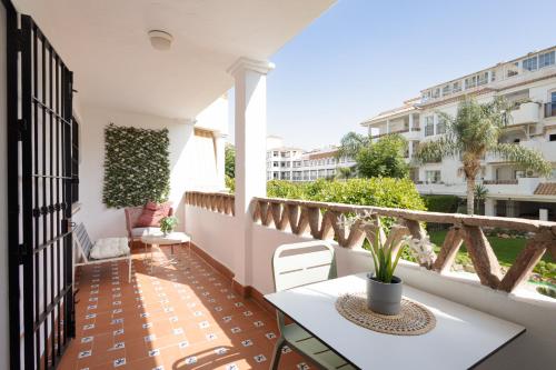 C19 Sunny Apartment with Pool and Terrace