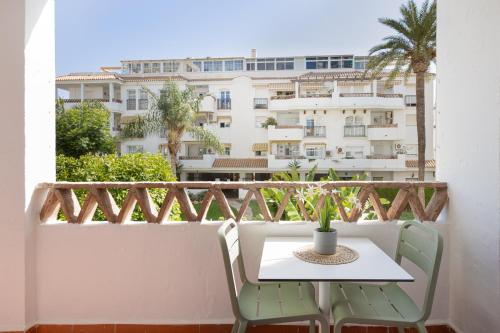 C19 Sunny Apartment with Pool and Terrace