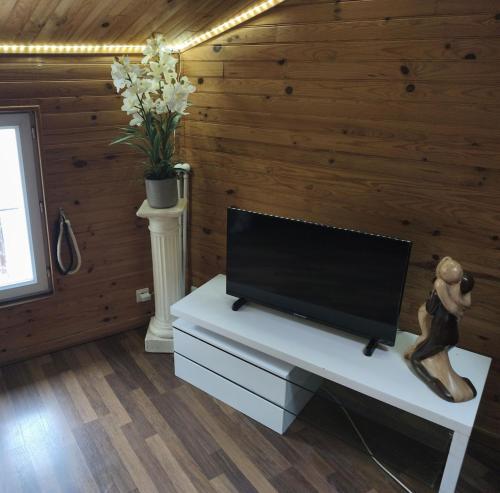 Le chalet في La Celle-sous-Gouzon: غرفة معيشة مع تلفزيون بشاشة مسطحة على طاولة