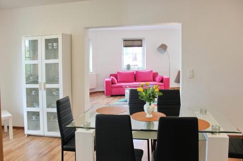 a living room with a table and a pink couch at Lilie in Lübbenau