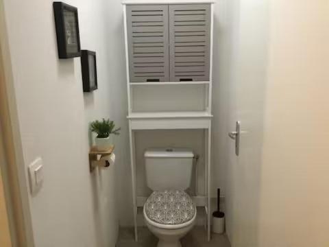 a small bathroom with a toilet in a room at Studio proche océan dans résidence 3 étoiles avec piscine et parking privé in Mimizan-Plage