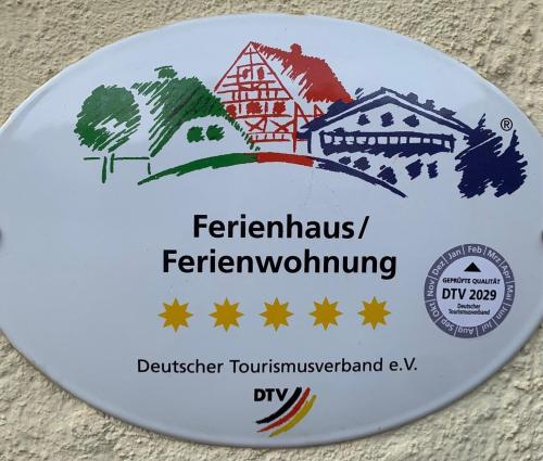 ein weißer Teller mit einem Bild von Gebäuden in der Unterkunft Allgäuvilla in Scheidegg