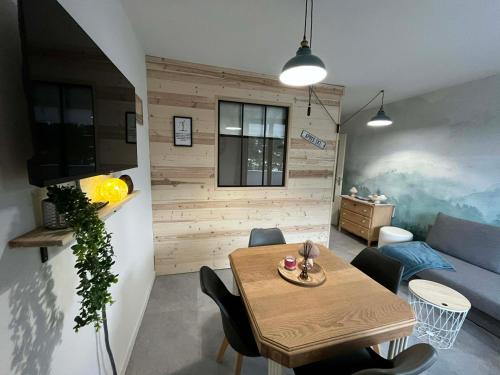 un salon avec une table et un canapé dans l'établissement L'ourson B2, à La Bresse