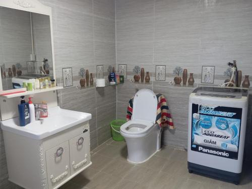 a toy bathroom with a toilet and a sink at BTR Farm in Da Ðeum (2)