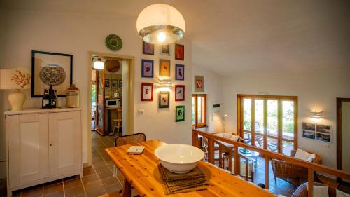 a dining room with a table and a bowl on it at Villa Averla-Costa Paradiso, con giardino vista graniti e mare in Costa Paradiso