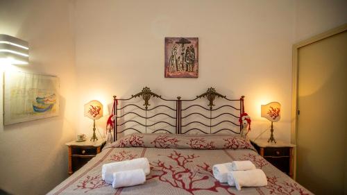 a bedroom with a bed with two towels on it at Villa Averla-Costa Paradiso, con giardino vista graniti e mare in Costa Paradiso