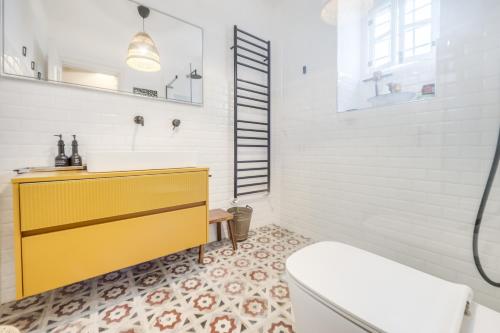 a bathroom with a yellow sink and a toilet at Casa Anita - Storia & Mare in Zoagli