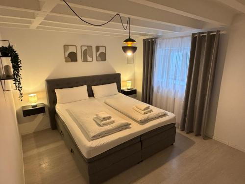 a bedroom with a bed with two towels on it at 2-Zimmer Souterrain Wohnung in Kehl am Rhein