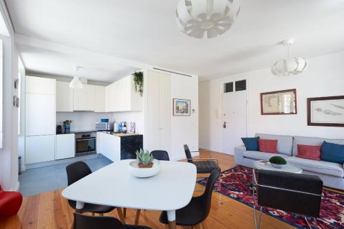 Cascais centre, bright 65m2 apartment T2 at the perfect location