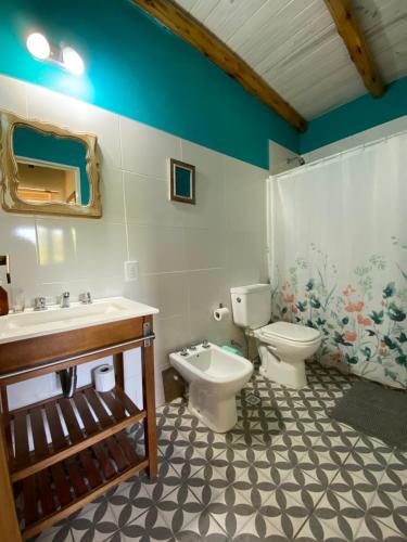 a bathroom with a toilet and a sink at Color Local Cabañas in San Javier