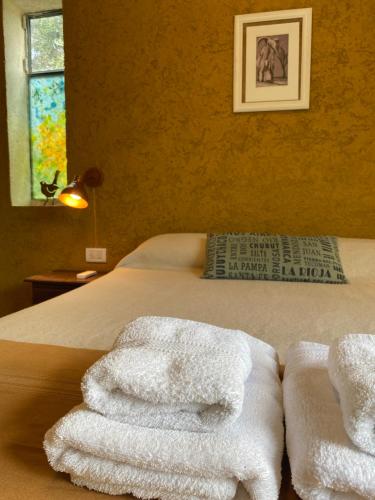 a bedroom with white towels on a bed at Color Local Cabañas in San Javier