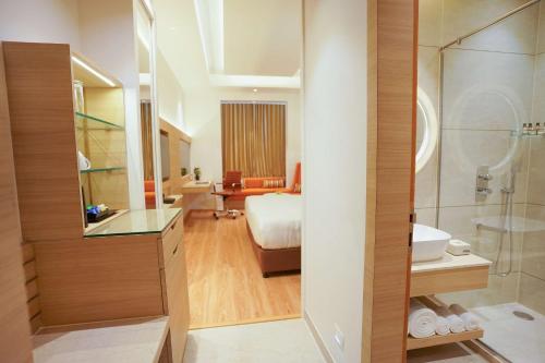 a hotel room with a bed and a bathroom at Best Western Vrindavan in Vrindāvan