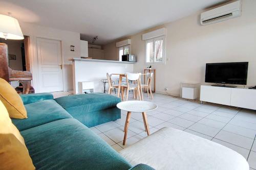 Charming & bright flat with AC Garden 300m and Closed Garage - BENAKEY