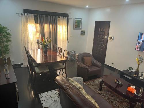 Una sala de estar con mesa de comedor y sillas. en Therese, en Dakar