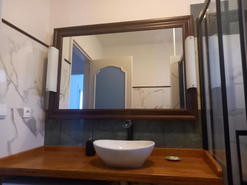 a bathroom with a sink and a mirror at Domaine La Salamandre - Piscine & Forêt privée, Vue sur Vallée in Lauzerte