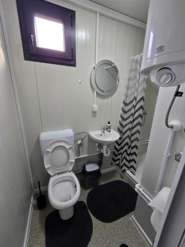 a small bathroom with a toilet and a sink at Moderna smeštaj Kula in Kula
