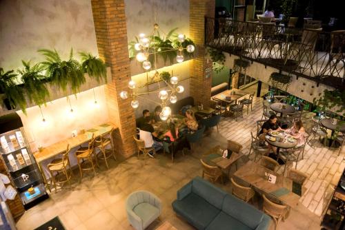 an overhead view of a restaurant with people sitting at tables at Carriqui Garden Hotel in Pereira
