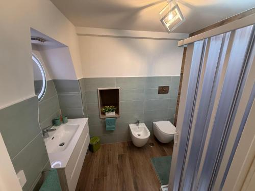 a bathroom with a sink and a toilet at Pepe 25 in Ruvo di Puglia