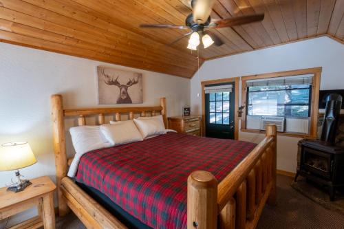 a bedroom with a bed and a ceiling fan at Shaver Lake Village Hotel in Shaver Lake