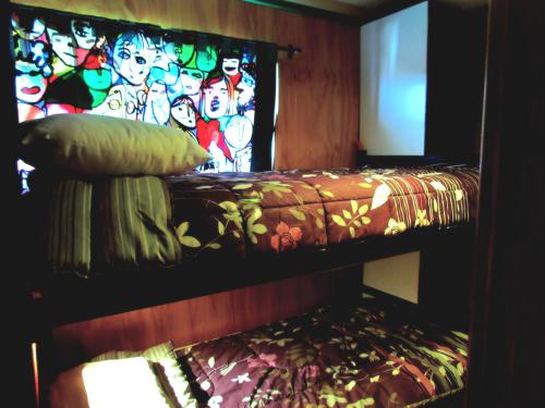 Divstāvu gulta vai divstāvu gultas numurā naktsmītnē La Casa Azul Hostel