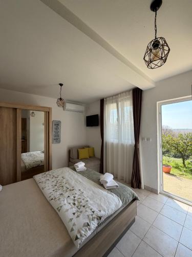 Un pat sau paturi într-o cameră la Bukuria e Fjerinës