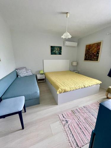 a bedroom with a bed and a couch at Vila 'Anna' in Krapets